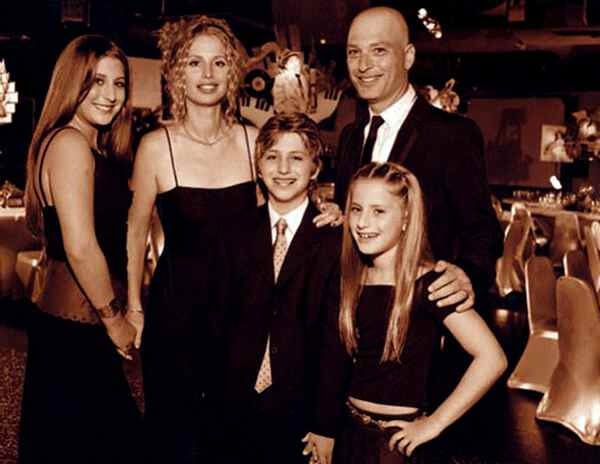 HOWIE MANDEL with family