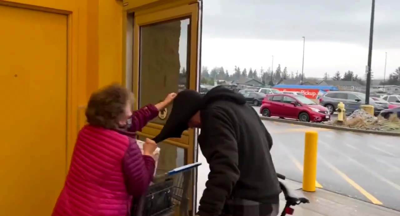 Watch Hero Grandma Stopped Walmart Shoplifter Video Goes Viral Therecenttimes