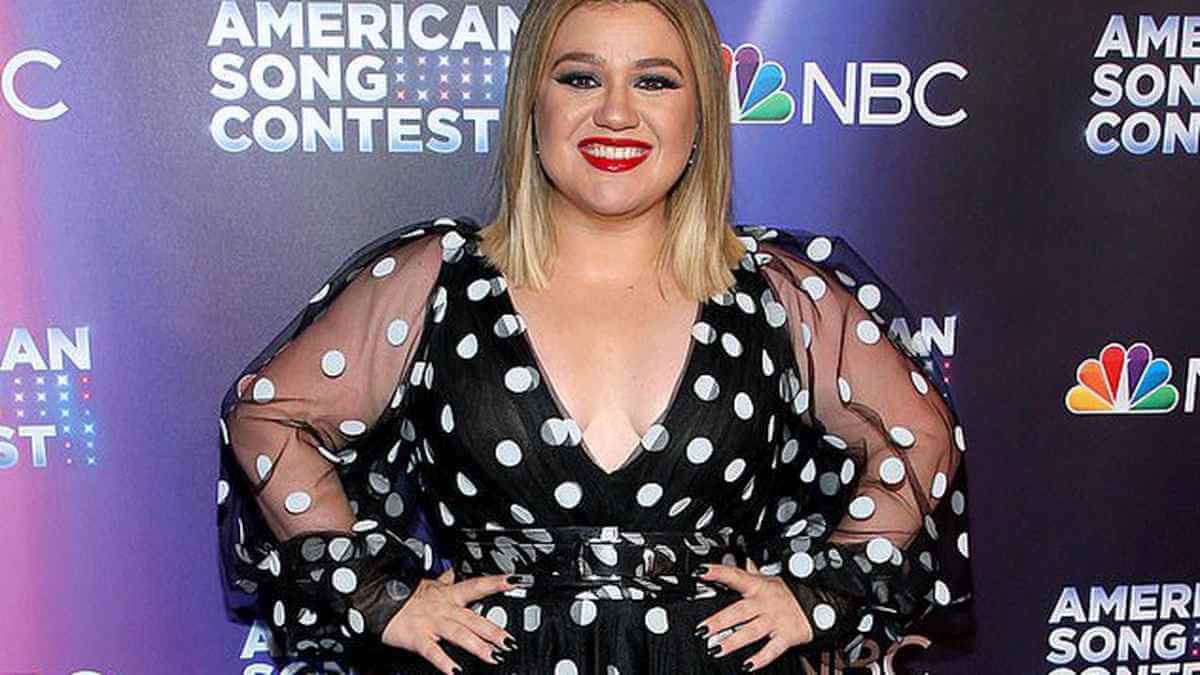 No, Kelly Clarkson Is Not In 2022? Rumors Explained