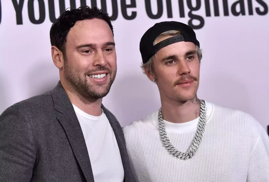 Scooter Braun (L) and Canadian singer Justin Bieber