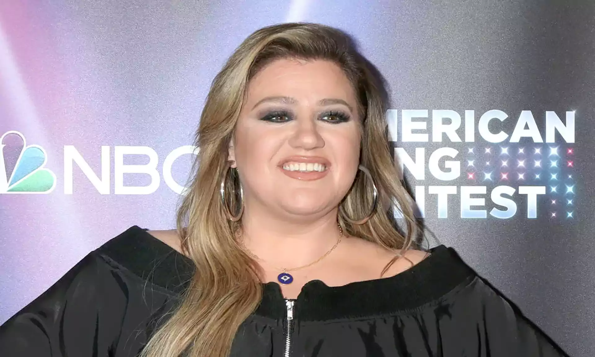 Kelly Clarkson Goes Viral for Heartwarming Moment, Officiates Gay