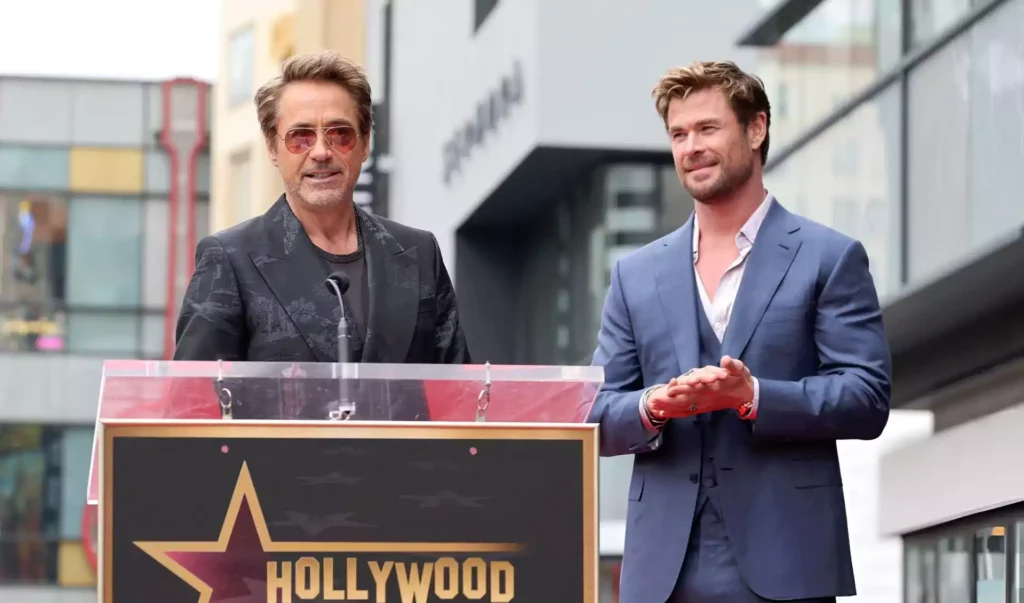 Robert Downey Jr. (L) and Chris Hemsworth