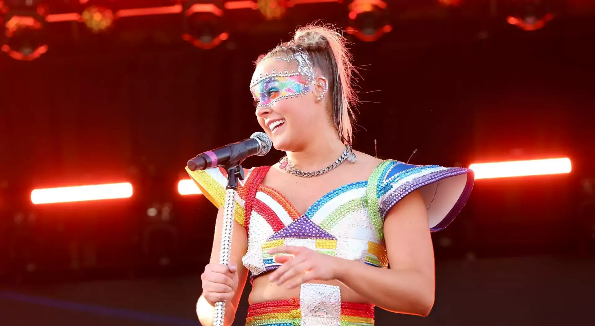 JoJo Siwa Faces Criticism for Controversial Pride in the Park ...